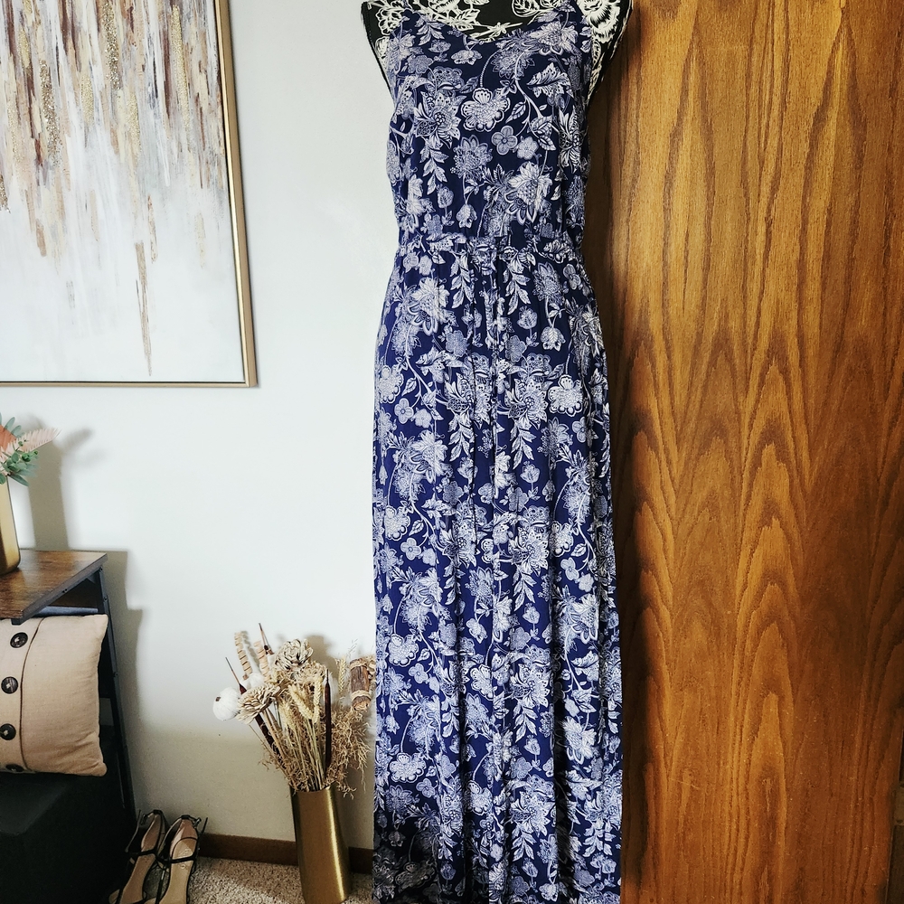 Love Tree Blue & White Floral Print Sleeveless Jumpsuit - Size Large